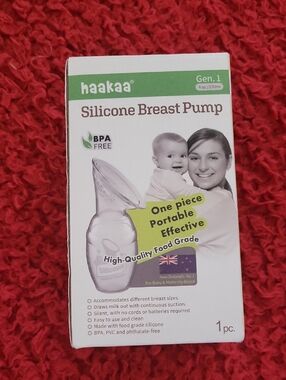Aakaa Silicone Breast Pump - Cream and White